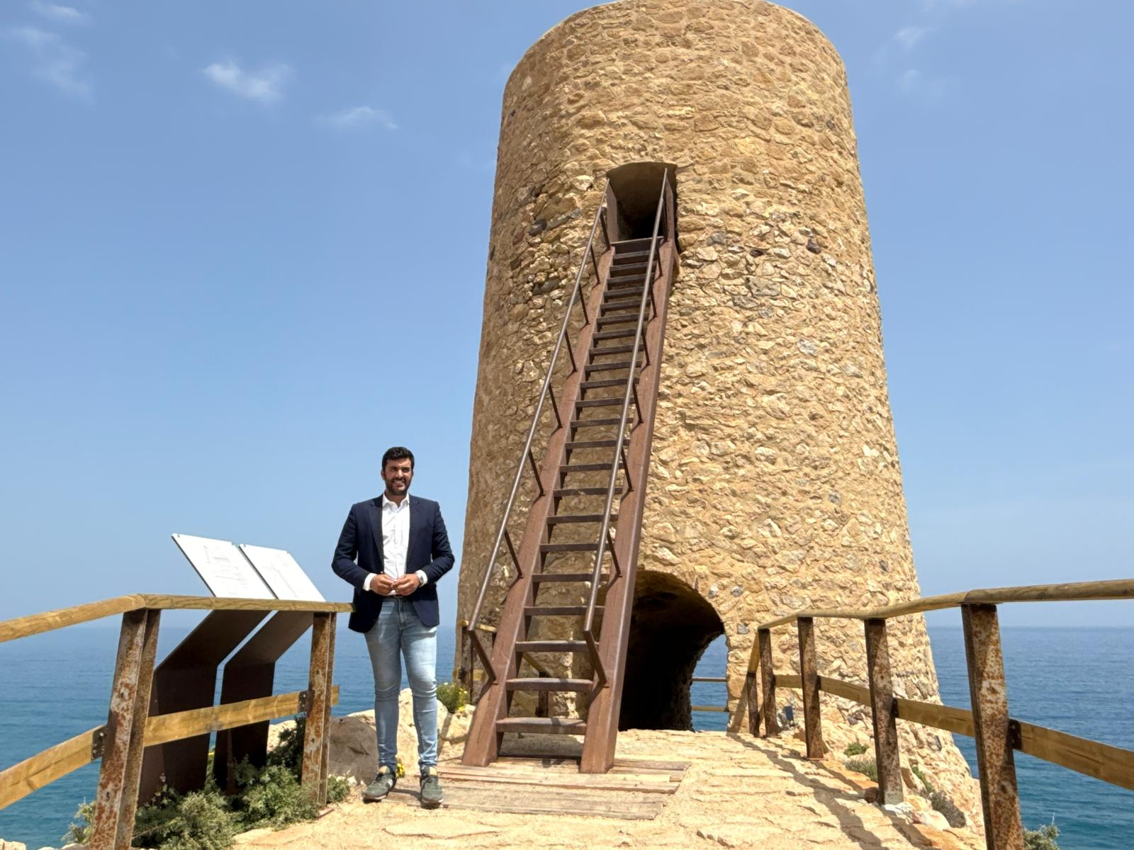 La Torre del Pirulico, uno de los monumentos más representativos del litoral de Mojácar y de la arquitectura defensiva nazarí en el Levante almeriense, ya se encuentra abierta al público tras la finalización de las obras de rehabilitación realizadas durante el último mes.
